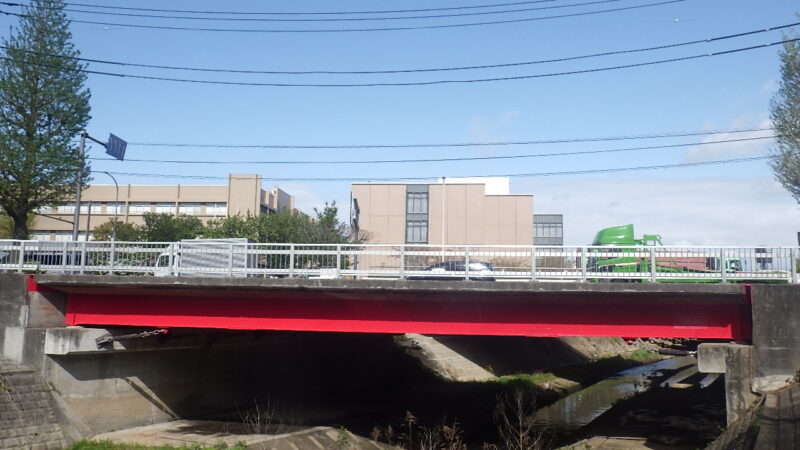 横浜市財務局発注工事の鳥山橋が竣工しました。